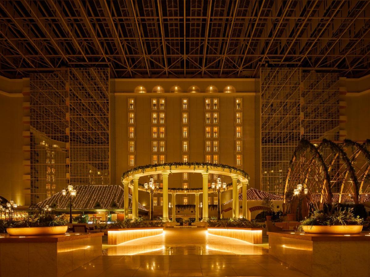 Hotel Grand Nikko Tokyo Bay Maihama Urayasu Exterior foto The photo shows the interior of a luxurious hotel or resort. It features a spacious atrium with elegant architecture, including a high ceiling supported by beams. The area is well-lit with warm, ambient lighting that highlights various design element