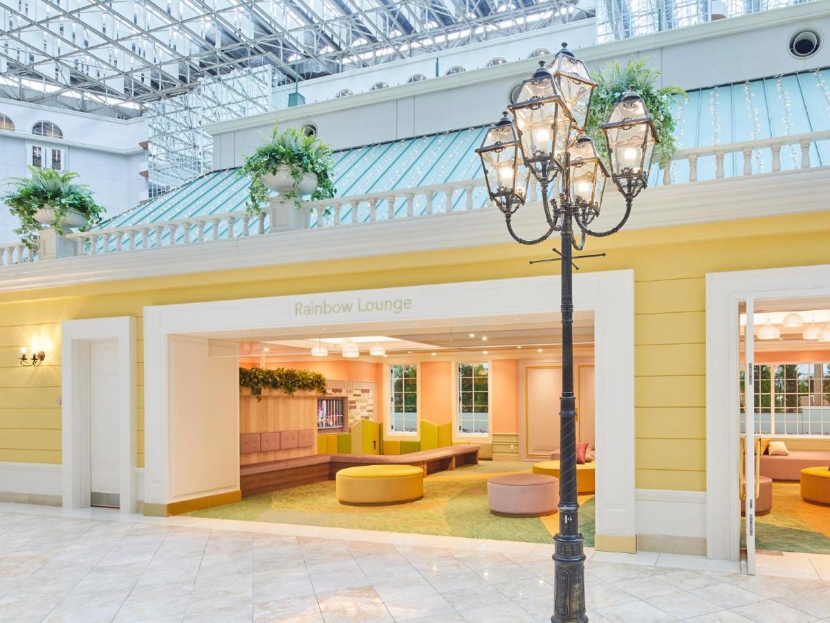 Hotel Grand Nikko Tokyo Bay Maihama Urayasu Exterior foto The photo shows an indoor lounge area that features bright, pastel colors. The walls are painted yellow, and the entrance is framed with a clean, modern design. Inside the lounge, there are soft, rounded seating options in shades of pink and yellow, 