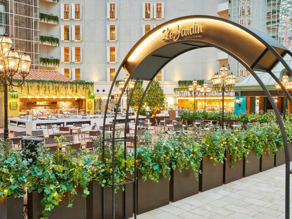 Hotel Grand Nikko Tokyo Bay Maihama Urayasu Exterior foto The photo shows an outdoor dining area of a restaurant named "Le Jardin." It features an archway adorned with greenery and decorative lighting. The space is filled with tables and chairs arranged neatly, surrounded by plants that create a lush enviro