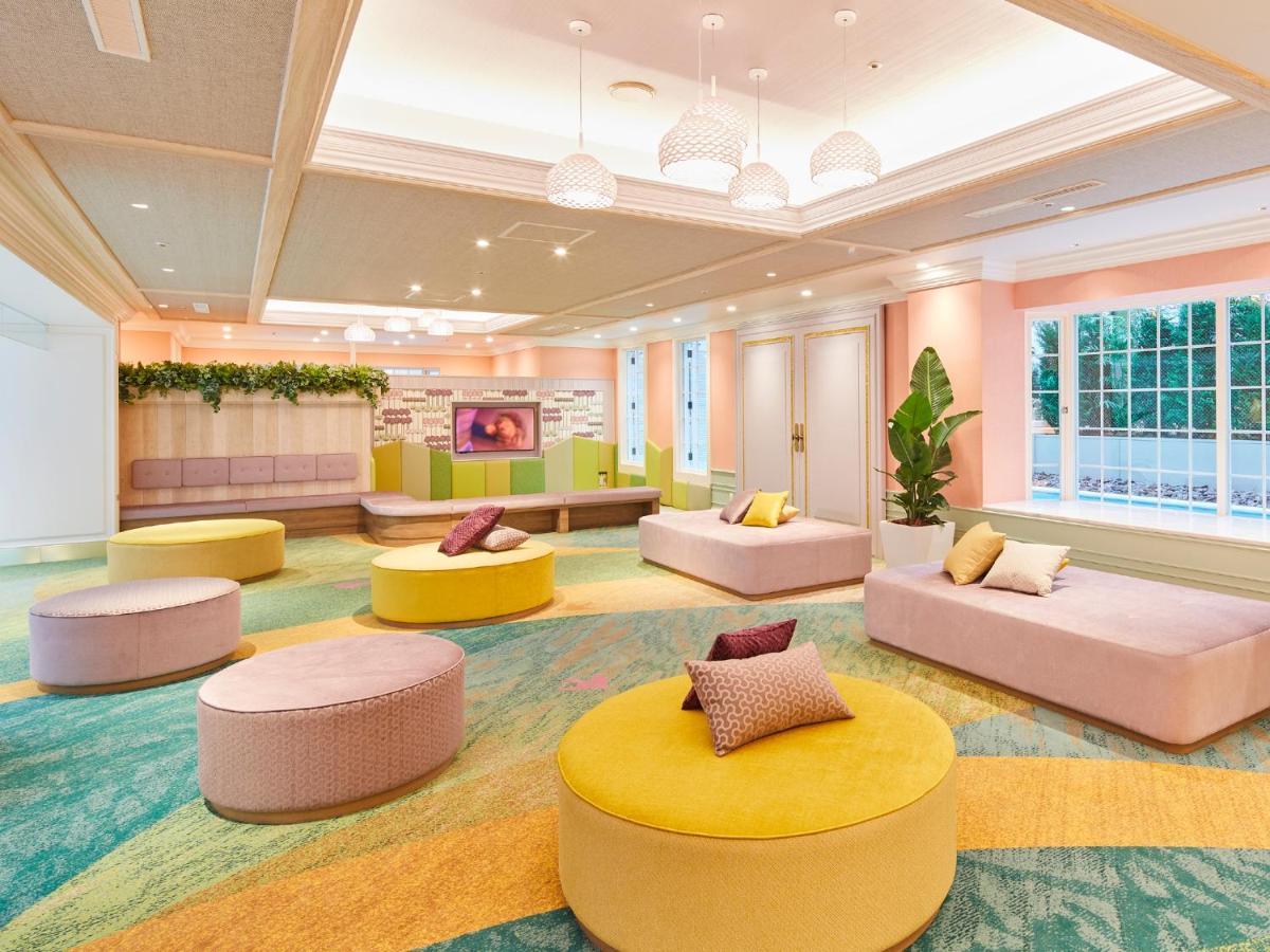Hotel Grand Nikko Tokyo Bay Maihama Urayasu Exterior foto The photo showcases a modern, brightly colored lounge area. The room features soft, rounded seating arrangements in vibrant shades of yellow, pink, and teal. The furnishings consist of low, cushioned stools or ottomans, with small decorative pillows 