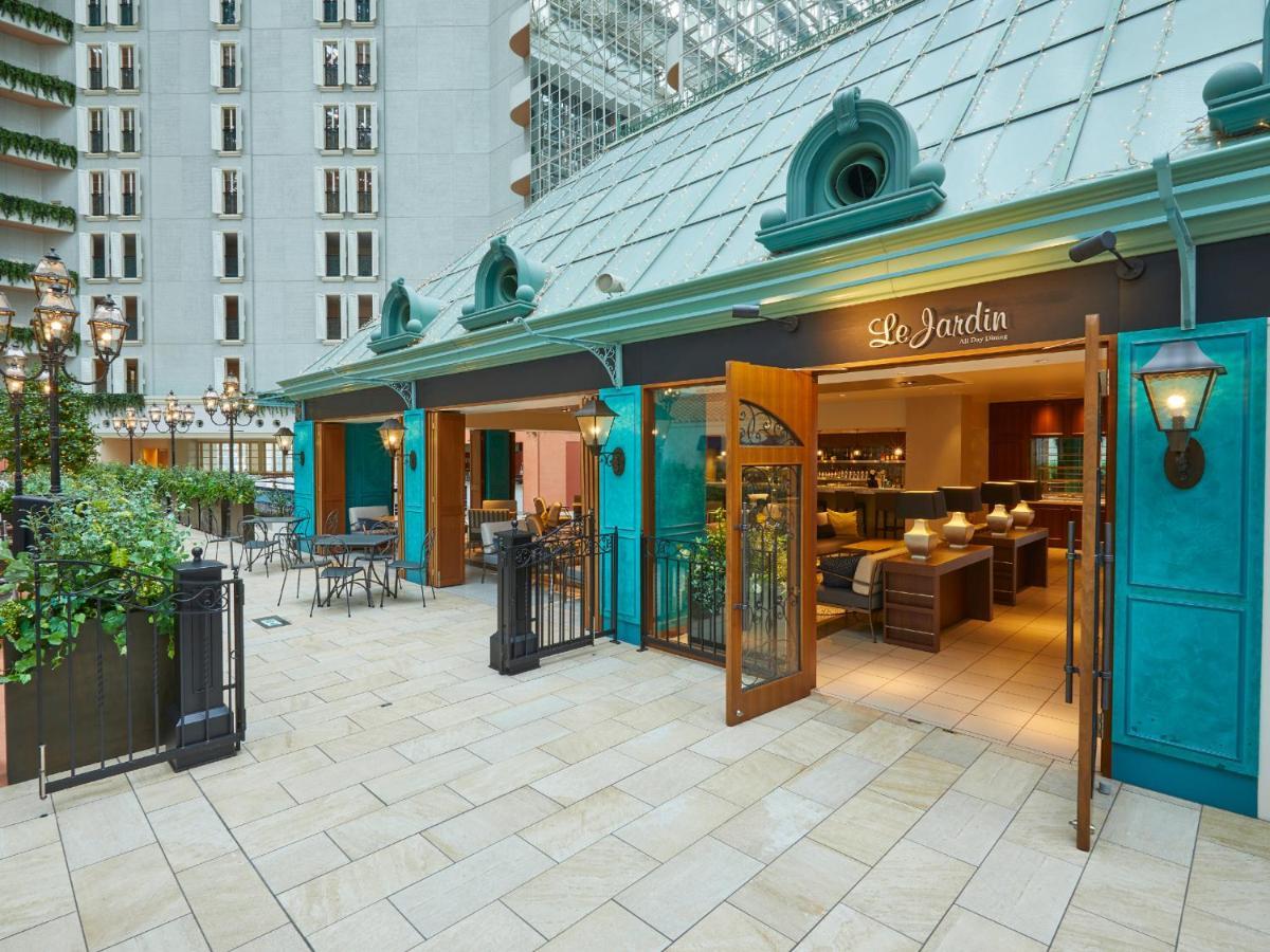 Hotel Grand Nikko Tokyo Bay Maihama Urayasu Exterior foto The photo shows an entrance to a restaurant named "Le Jardin." The exterior features a bright teal color with ornate details, and there are large double doors that are open, inviting guests inside. There are outdoor seating arrangements visible, alon