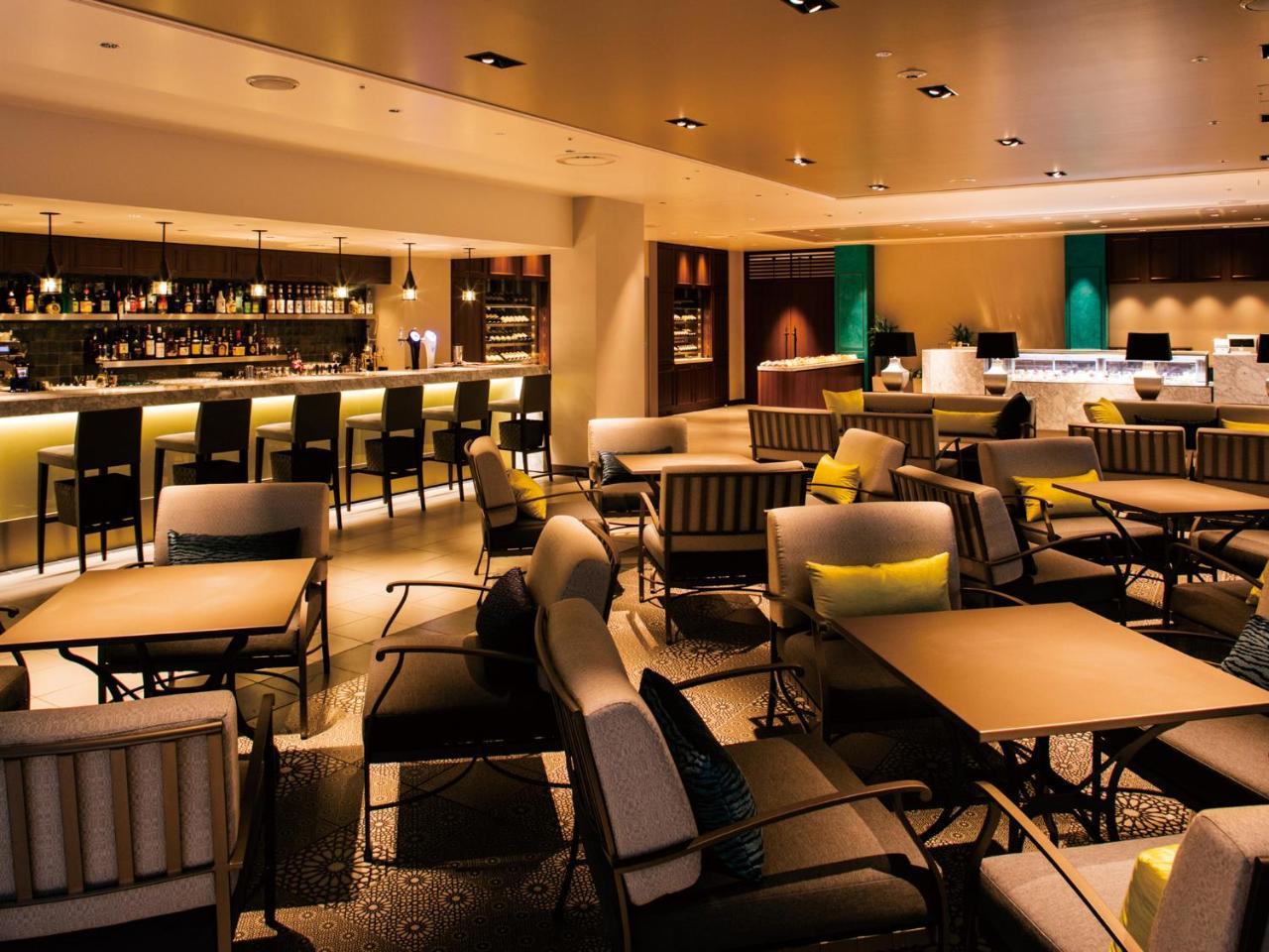 Hotel Grand Nikko Tokyo Bay Maihama Urayasu Exterior foto The photo shows a modern, upscale lounge or bar area. It features a variety of seating options, including cushioned chairs and tables arranged for conversation. The space is well-lit, with warm lighting that creates an inviting atmosphere. In the bac